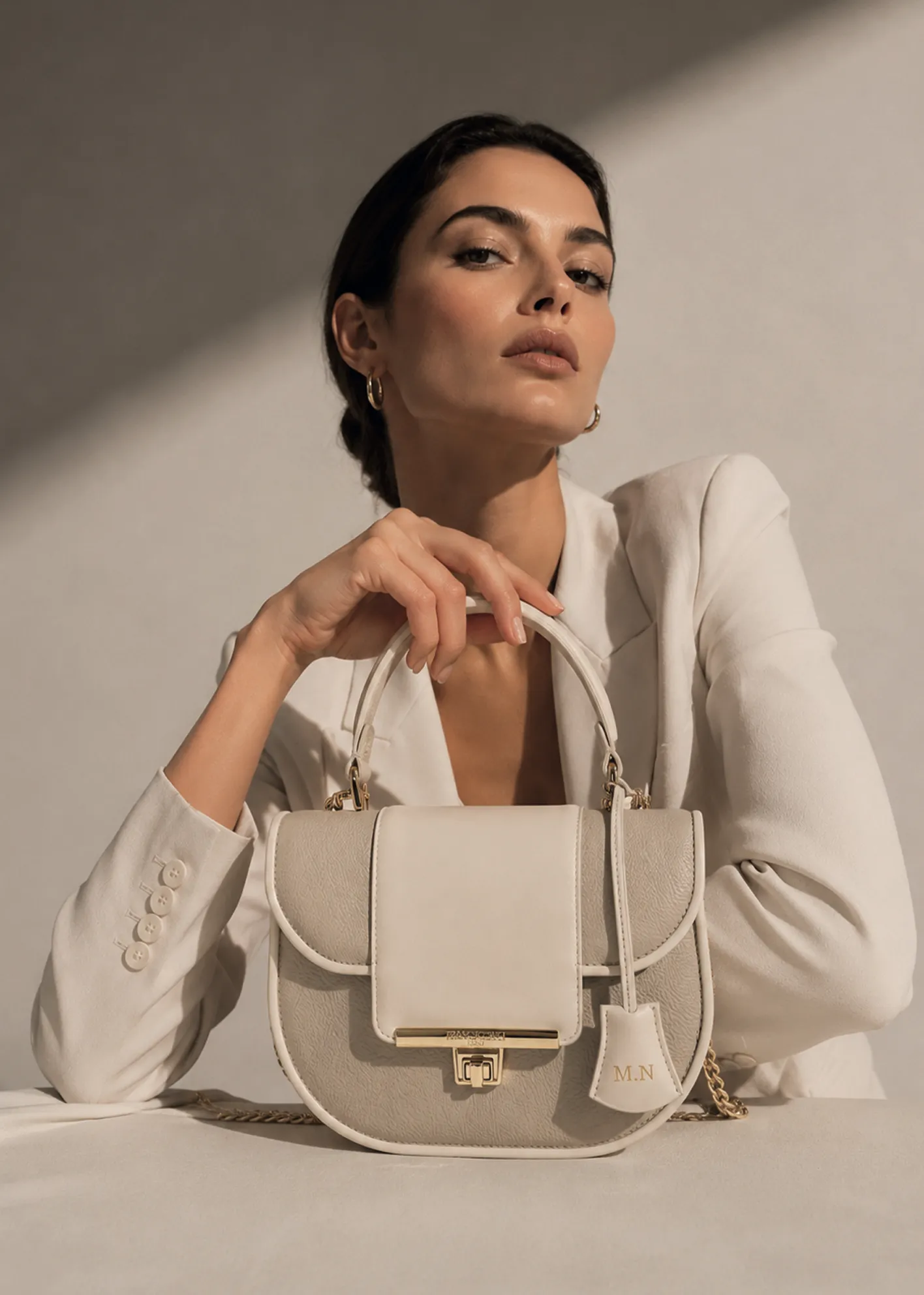 Ragazza con borsa baige
